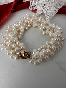 Vivienne Pearls Bracelet